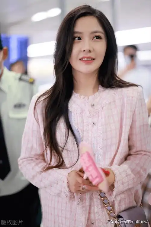 王艺瑾上海到达,粉色淑女风穿搭温柔甜美_机场
