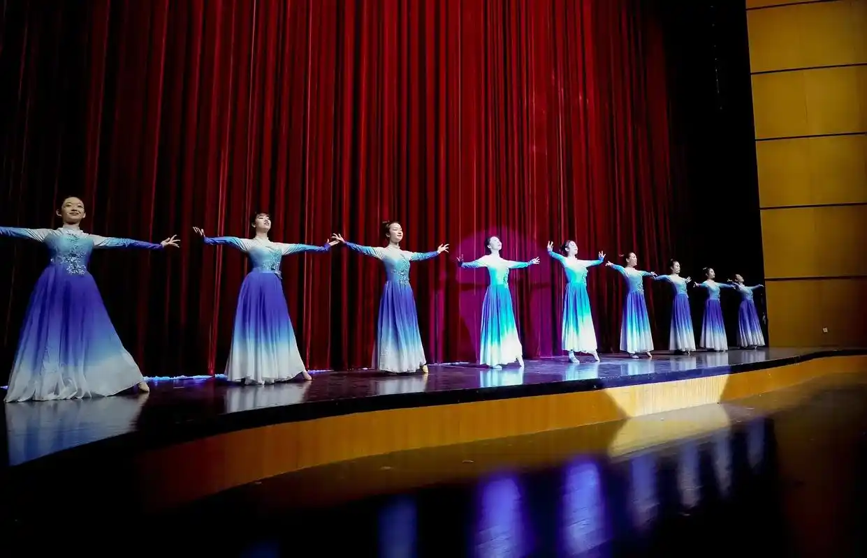 从教室到舞台 #春晚 #演出现场 #年终汇演   蒲公英2 - 抖音