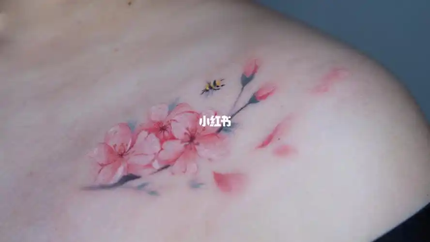 水墨纹身61秀气的桃花纹身一枚