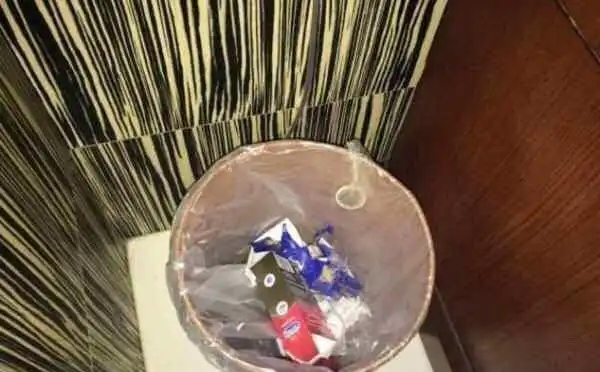 一样在打扫卫生,在一间房间里的垃圾桶里发现了一个刚刚用过的避孕套