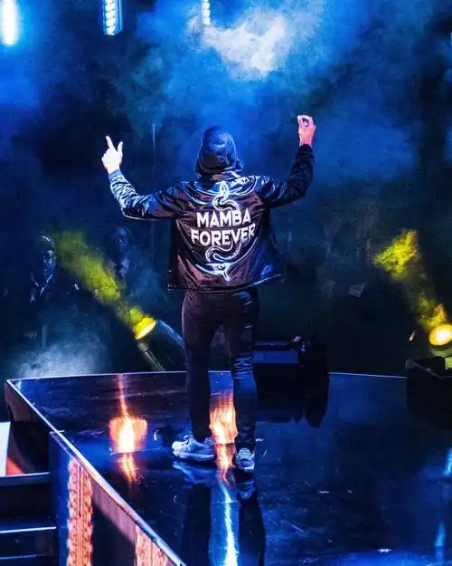 今天,利拉德登台与著名说唱歌手lil wayne一起表演说唱,而且利拉德穿