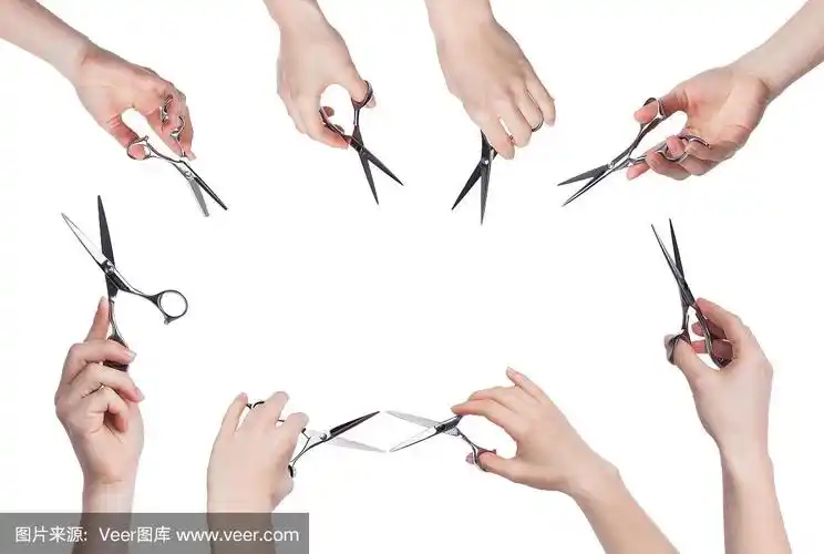 理发师拿着剪刀在白色的背景孤立