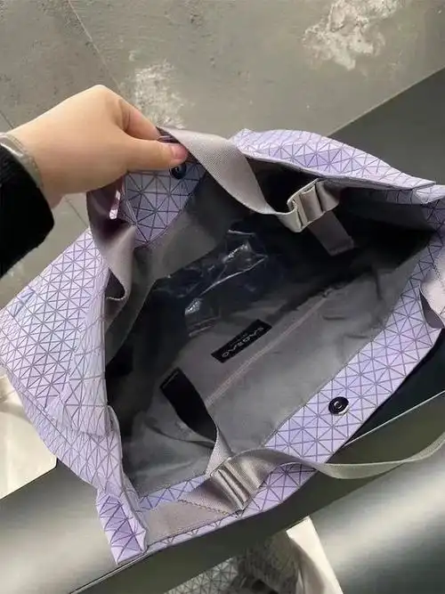 3折入!三宅一生经典款包,实用美貌还不撞包