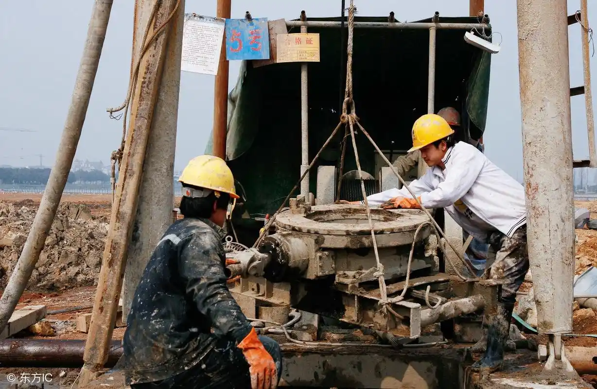 记录农民工工地干活的七张图片,哪张让你心酸感动?