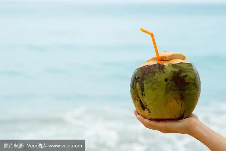 女人的手拿着椰子