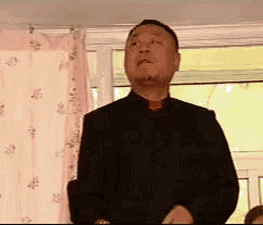 《马大帅1》第八集开头,迈克尔彪哥回乡去还钱,村民聚在一起,爱吹牛皮