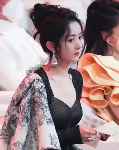 赵丽颖美上热搜头条挑战黑直长发型眼神超霸气生图脸发腮了