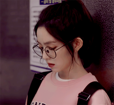 戴上眼镜也一样美腻的裴珠泫
