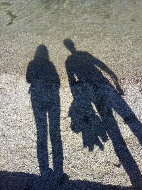 阳光下,湖边倒影出我们两个的影子,我偷偷拍下,心里默默祈祷,希望我们