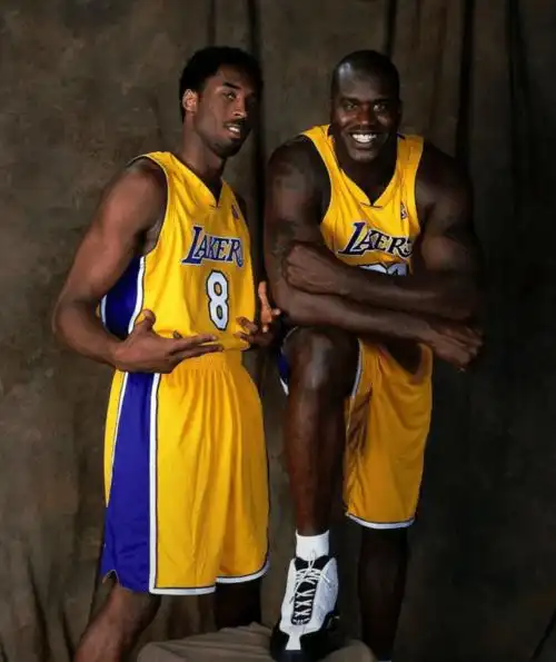 科比奥尼尔合影,大汗淋漓的盯着镜头.