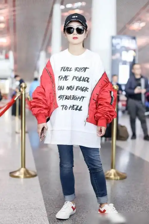 白色的字母卫衣裙,很少女的一件衣服,但是何洁里面还穿了一条紧身牛仔