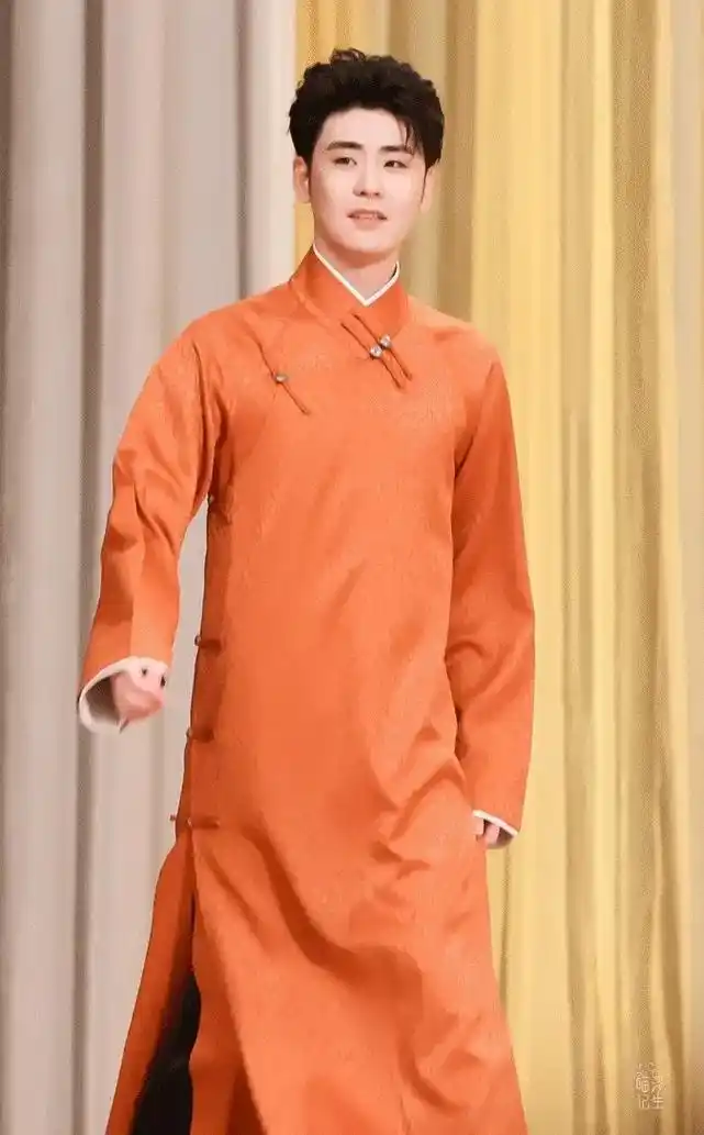 张云雷 张云雷穿过的各个颜色的大褂@张云雷 - 抖音