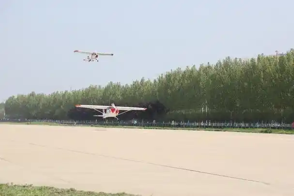 4月17日上午,伴随马达的轰鸣声,一架"领雁"ag50轻型运动飞机在平阴榆