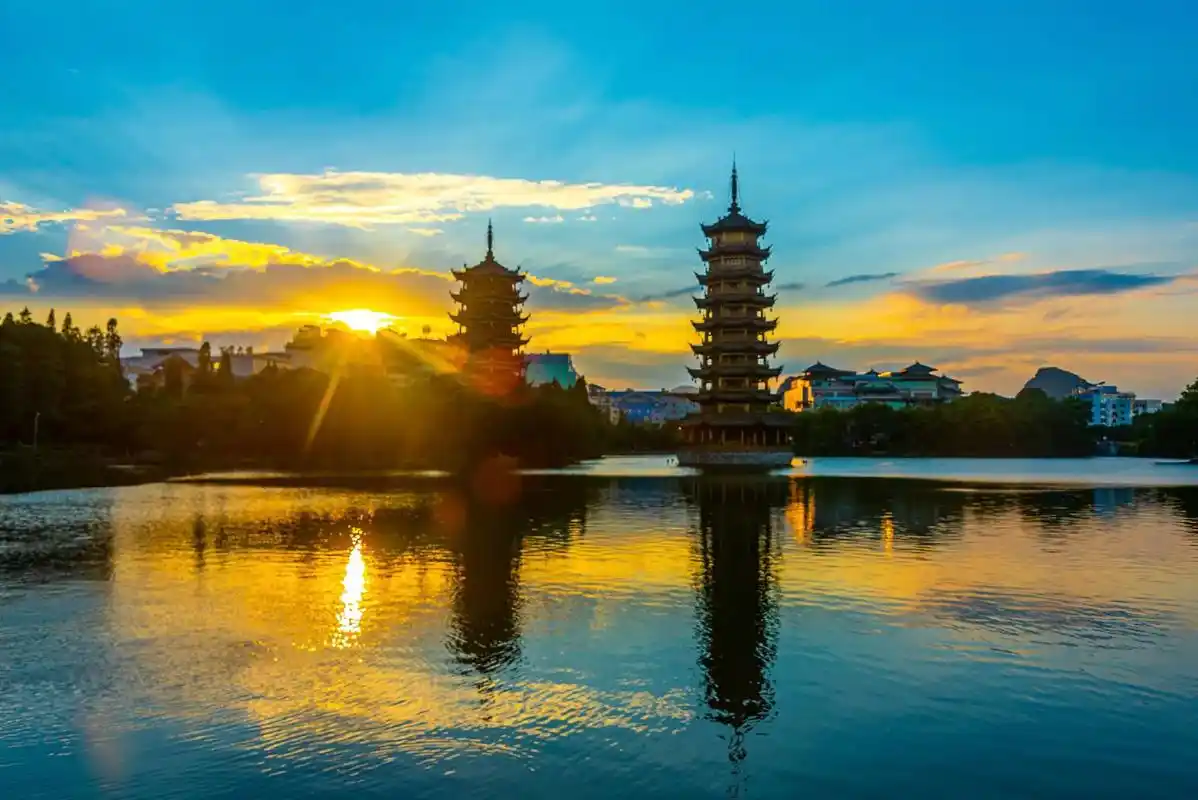 桂林日月双塔.#图文伙伴计划 桂林日月双塔号称世界第一铜塔, - 抖音