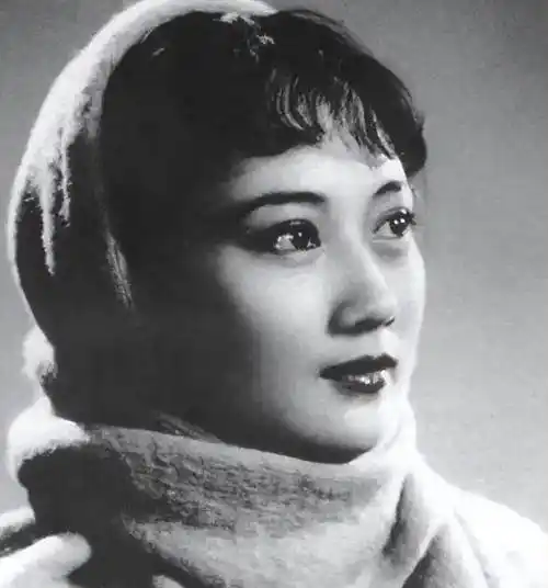 八一电影厂第1任女厂长,59岁被授予少将,曾是一代人心中的女神