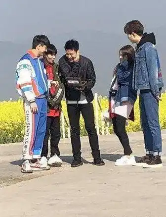 贾乃亮录《哈哈农夫》和杨超越推着三轮车互推,王源累得打哈欠_朱迅