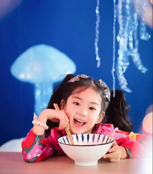 拍摄生日写真比小模特有范,和妈妈太相似_lucky_动作_造型