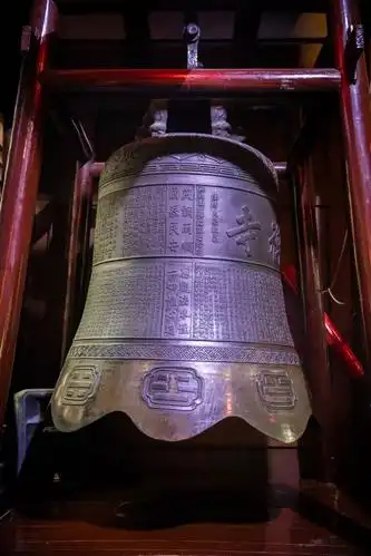 破除无始以来的贪瞋痴烦恼 玉佛禅寺大雄宝殿内所挂的梵钟 是1926年在