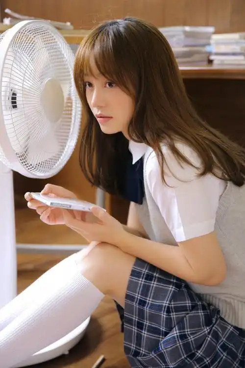 教室里的校服女生清纯的气息