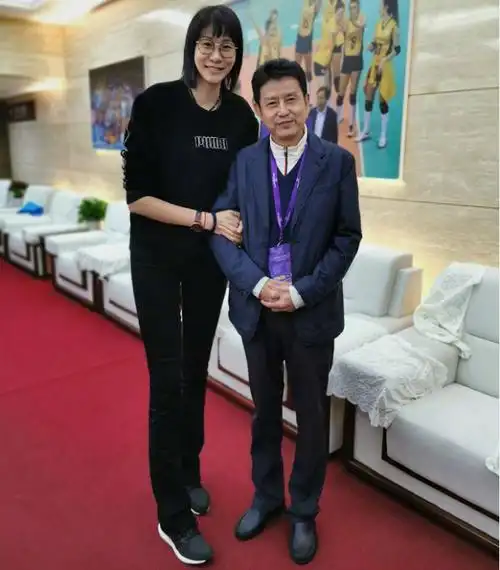 女排名将赵蕊蕊,身高1米97,退役转型成作家,年近40依旧单身