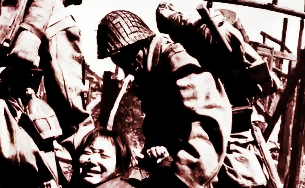 画面中,两名日本兵拖着一个美丽的女孩,她无力地挣扎着,痛苦的表情