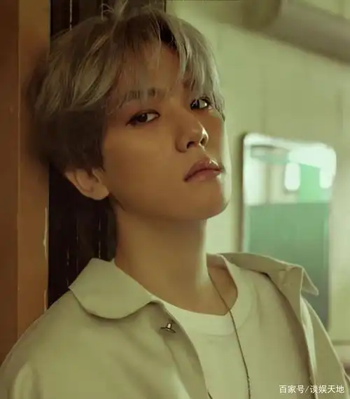 这张杂志封面伯贤严肃正经的样子还是很帅气的,很有魅力的大佬.