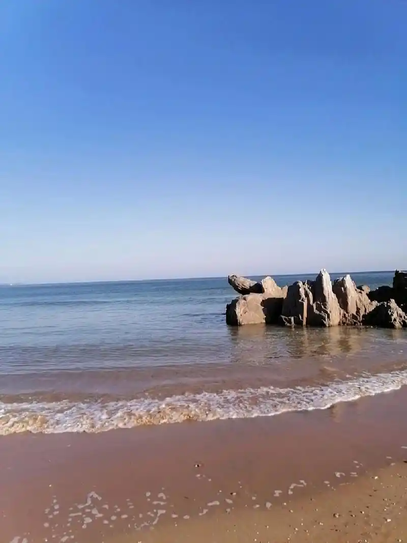 山东青岛的银沙滩景区位于青岛市黄岛区凤凰岛西南侧,金沙滩西南,是