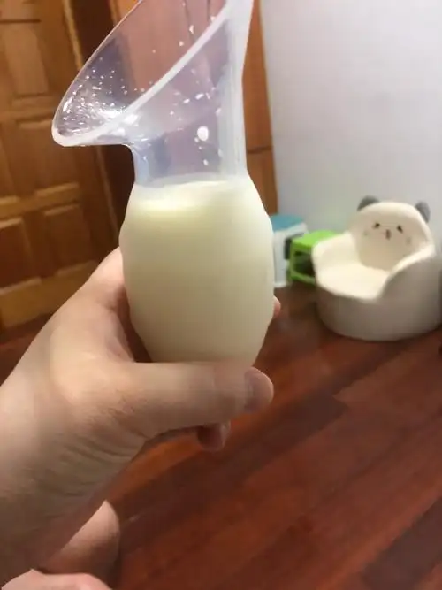 产后第三天开始生理性涨奶.所以要好好珍惜还没涨奶的几天,好好睡觉!