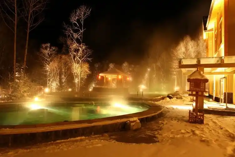 位于长白山北景区老山门200米处,冬季来这里感受雪花之中浴火山温泉