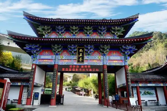 终南山·南五台景区的自然风光与人文景观交相辉映,呈现出壮丽的景象