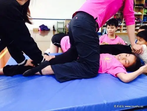 美女痛苦的被动压腿练习[23p]