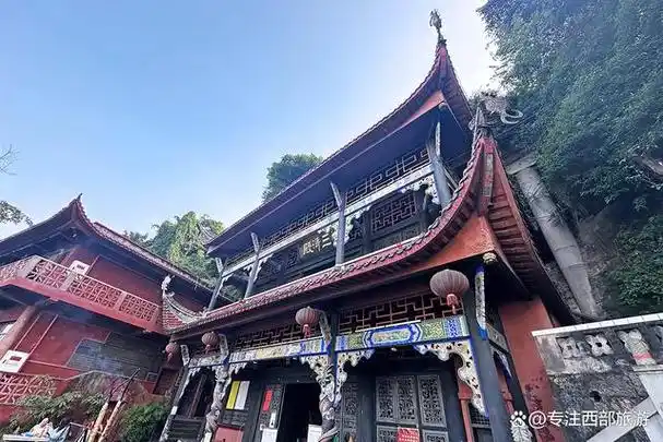 上,不需要翻山,也不需要登山,就可以轻松探访隐于半山崖的龙泉洞道观