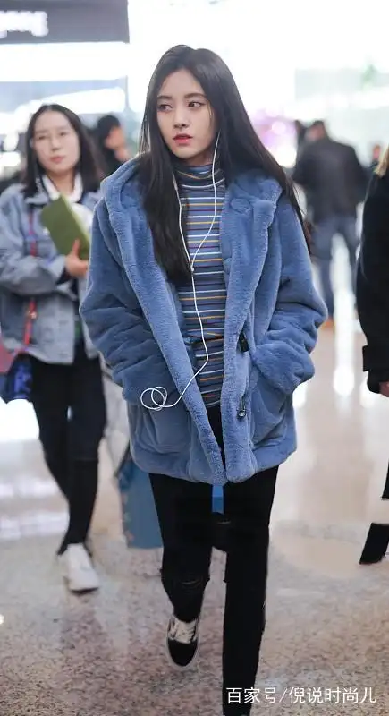 鞠婧祎冬季私服搭配一袭,每组服装搭配让她显得少女气息十足