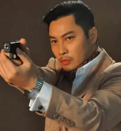 53岁演员谭耀文,拍戏被撞断肋骨仍然咬牙坚持,太敬业了!