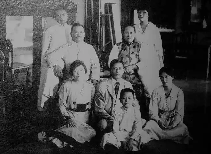 宋耀如全家福:前左宋蔼龄,前右宋庆龄,后右宋美龄在父亲的期许,鼓励