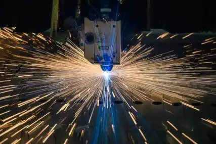 工业激光切割加工制造工艺的钢平整钣金件材料的火花照片