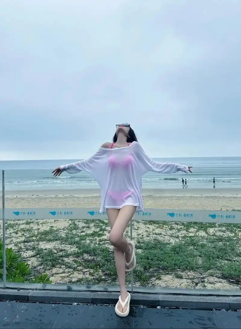 想去看海的一万次#沙滩 #海边 #比基尼泳装 - 抖音