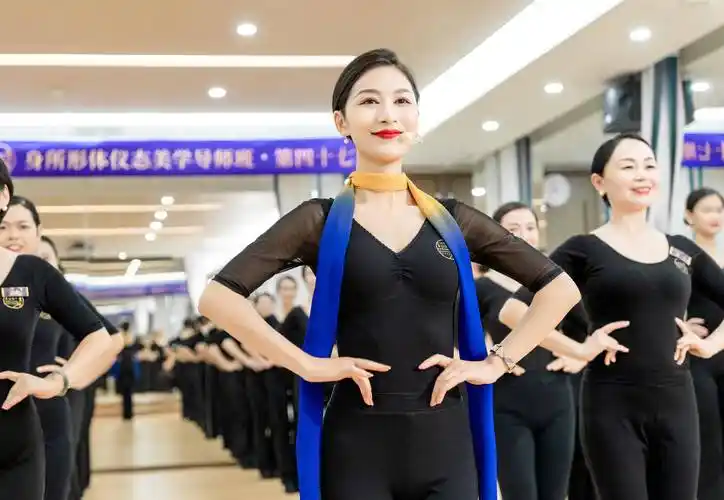 如何靠体态练习拥有天鹅颈