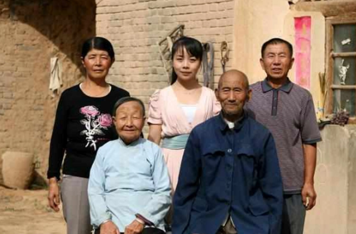 王二妮全家照,妹妹比她还美,父母朴实接地气,一家人真幸福啊!