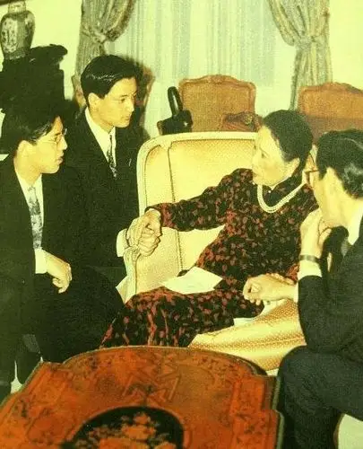 蒋介石的孙子回大陆祭祖,跪地痛哭说了一番话,众人听后皆落泪