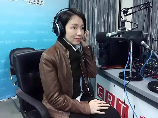 进入到广东电视台之后,郑怡起点就是《万紫千红》的外景主持,当时正是