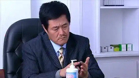 马大帅马大帅闲不住嫌美容院海泥面膜太贵要自己研制河泥的