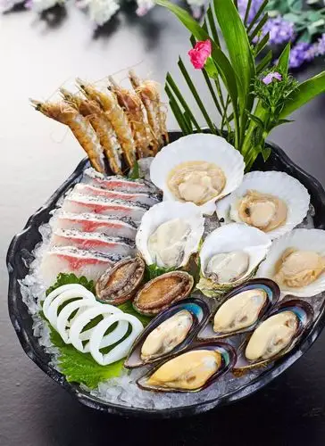 刺身拼盘上来后,既可以生吃,还可以下锅涮一涮,一举两得.