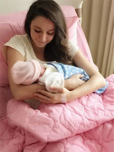 乌克兰混血名模晒哺乳照