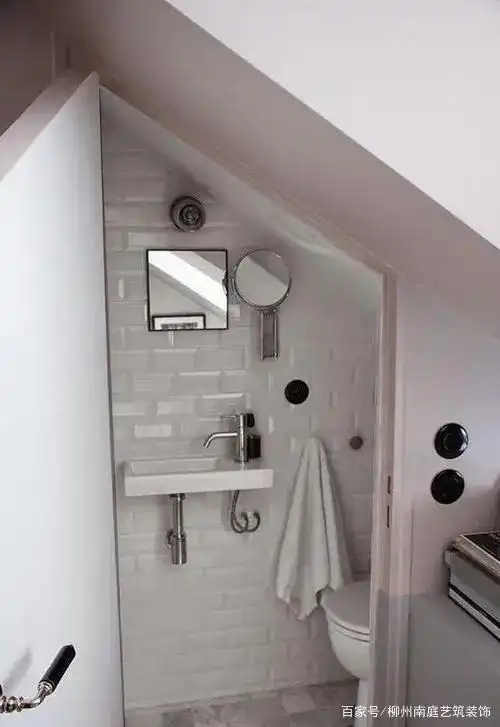 但是复式型的装修需要一个小的楼梯作为一个过渡,楼梯又会占用一定的