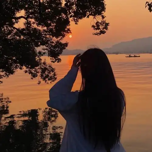 女生不露脸背影头像