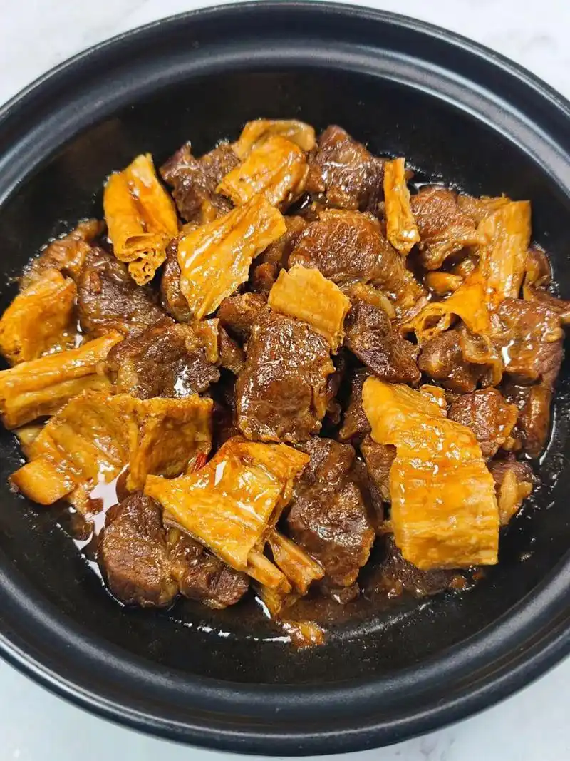 谁能拒绝这软嫩入味的腐竹牛腩煲呢!