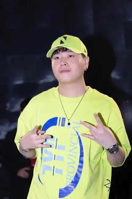 小青龙现身先锋潮流艺术节轻装上阵演绎街头风穿搭