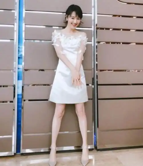 36岁前央视知名主持王冠,大方坦露几天没洗头,素颜出镜似少女