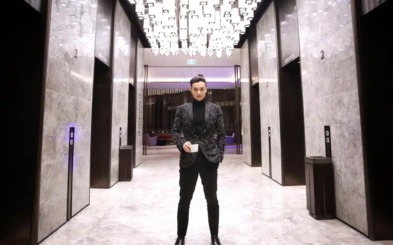 周一围黑色西装礼服帅气写真高清壁纸